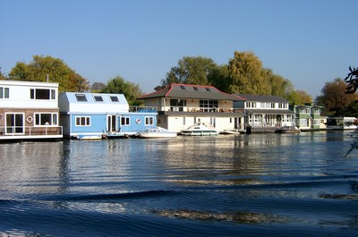 Houseboats above Molesey Lock